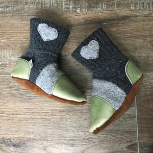 Nooks toddler slippers size 6.